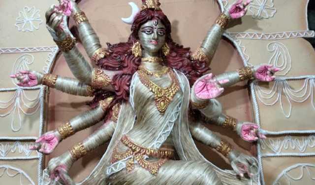 সোনালি আাঁশে তৈরি দুর্গ প্রতিমা নজর কাড়ছে সবার