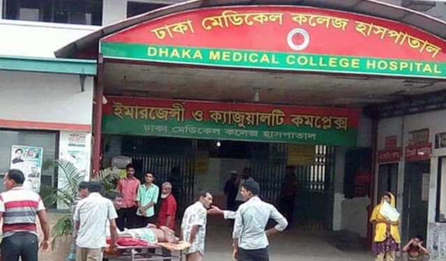 ঢামেকে শিশুর মৃত্যুর ঘটনায় ভাঙচুর, আটক ৩