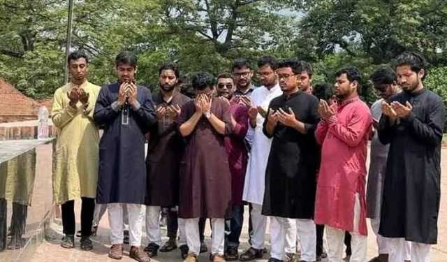 শহীদ বুদ্ধিজীবীদের কবর জিয়ারতে ডাকসু জয়ী শিবির নেতারা