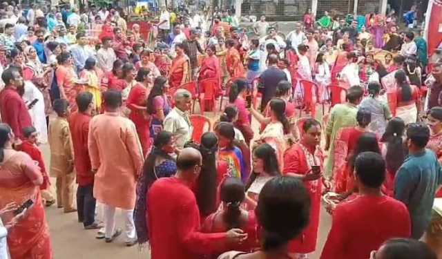 দিনাজপুরে মেতেছে বিজয়া দশমীর সিঁদুর খেলা