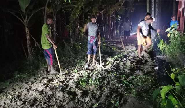 বিরামপুরে স্বেচ্ছাশ্রমে দুর্ভোগের রাস্তা সংস্কার করলেন ভ্যানচালকরা
