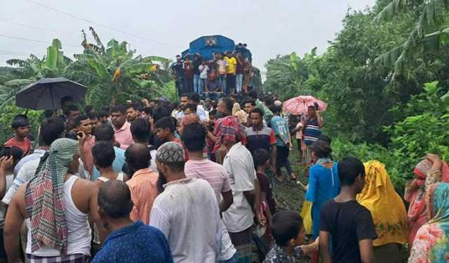 ফরিদপুরে মহাসড়ক এবং রেলপথ অবরোধ, ভোগান্তি চরমে