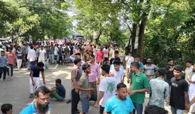 সংসদীয় সীমানা পরিবর্তনের প্রতিবাদে ফরিদপুরে ২ মহাসড়ক অবরোধ