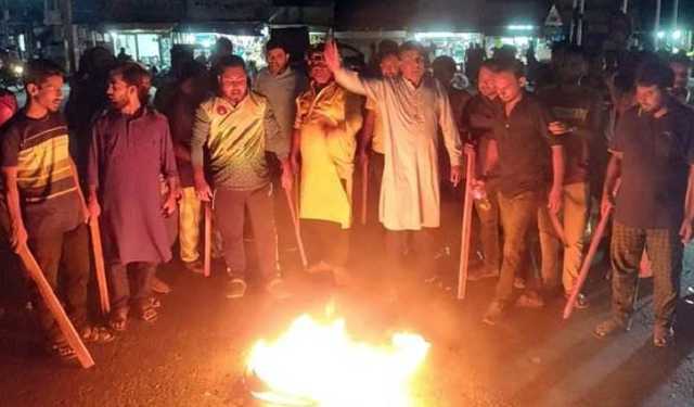 কুষ্টিয়ায় গণঅধিকার পরিষদের আগুন জ্বালিয়ে সড়ক অবরোধ