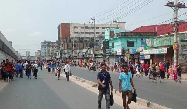 গাজীপুরে বকেয়া বেতনের দাবিতে মহাসড়ক অবরোধ 