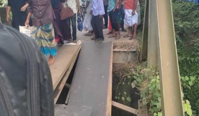 বেইলি ব্রিজের পাটাতন খুলে নদীতে, দুর্ভোগে হাজারো মানুষ
