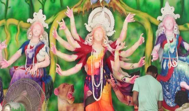 গোপালগঞ্জে মন্দিরে মন্দিরে চলছে রং তুলির শেষ আঁচড়