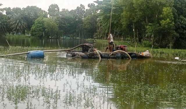 দিনে জরিমানা করায় রাতের তোলা হয় বালু