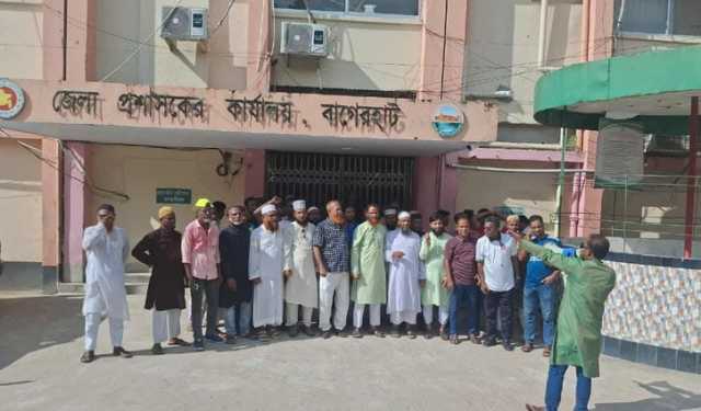 বাগেরহাট থেকে ১৬ রুটে বাস চলাচল বন্ধ, ডিসি অফিসের সামনে বিক্ষোভ