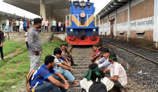রাজশাহীতে বরাদ্দ ট্রেন পছন্দ না হওয়ায় জুলাইযোদ্ধাদের বিক্ষোভ