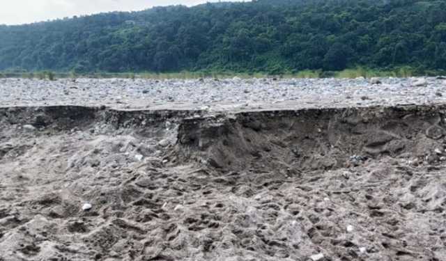 জাফলংয়েও লুট হচ্ছে পাথর 