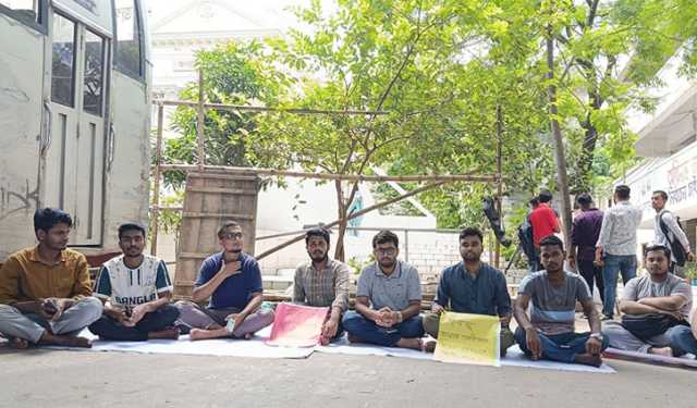 জবি শিক্ষার্থীদের অবস্থান কর্মসূচি অব্যাহত