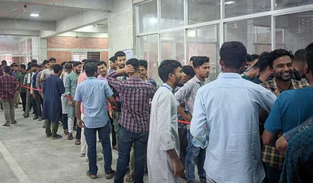 জাকসু নির্বাচন: ভোটারদের অমোচনীয় কালি না দেওয়ার অভিযোগ