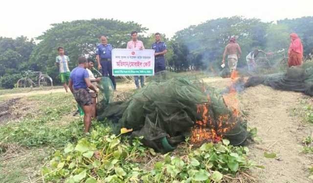 ঝিনাইদহে ২৫০টি অবৈধ জাল জব্দ, বাঁধ উচ্ছেদ