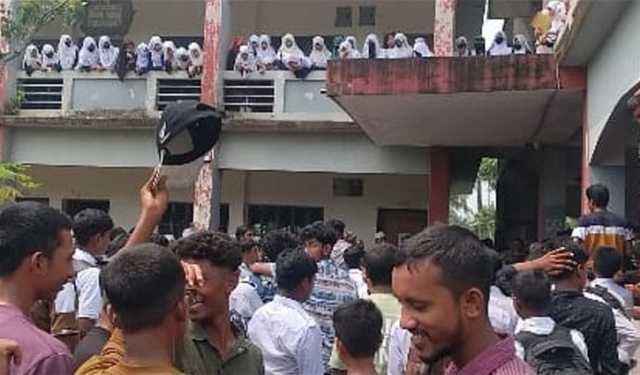 ঝিনাইদহে বিদ্যালয়ে সহকর্মীর হাতে শিক্ষক লাঞ্ছিত, পদত্যাগ দাবি 