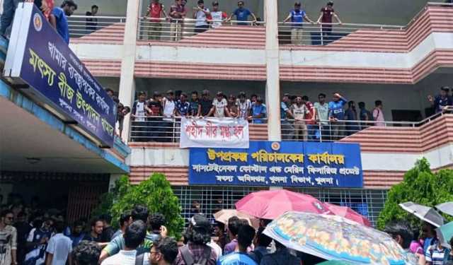 গল্লামারী মৎস্য খামার দখল করে ‘শহীদ মীর মুগ্ধ হল’ ঘোষণা
