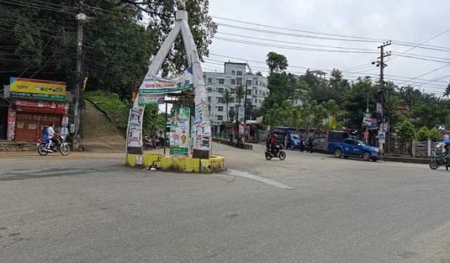 খাগড়াছড়িতে চলছে আধাবেলা সড়ক অবরোধ 