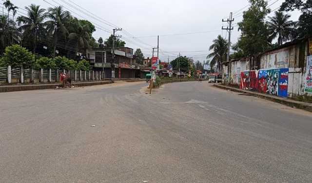 খাগড়াছড়িতে চলছে আধাবেলা সড়ক অবরোধ