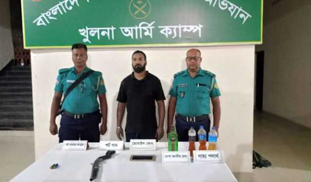 খুলনায় অস্ত্র ও গুলিসহ সন্ত্রাসী গ্রেপ্তার