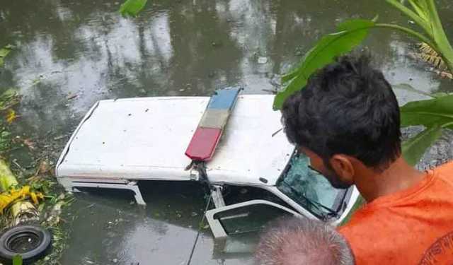 অ্যাম্বুলেন্স নিয়ন্ত্রণ হারিয়ে পুকুরে, নারীর মৃত্যু