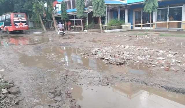 খুলনার সিটি বাইপাসে ইটের সোলিংয়ে জোড়াতালি, খানা-খন্দে মরণফাঁদ!