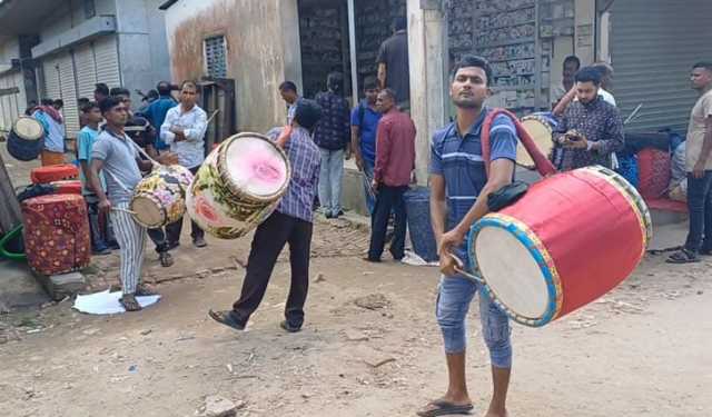 কটিয়াদীতে জ‌মে উঠে‌ছে ৫০০ বছ‌রের ঢাকের হাট