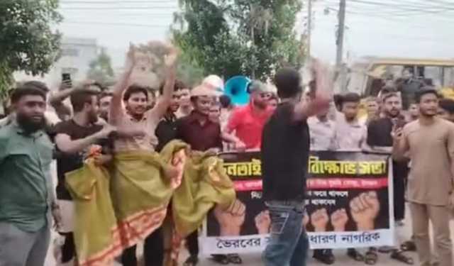 শাড়ি চুড়ি নিয়ে ভৈরব থানায় হাজির জনতা