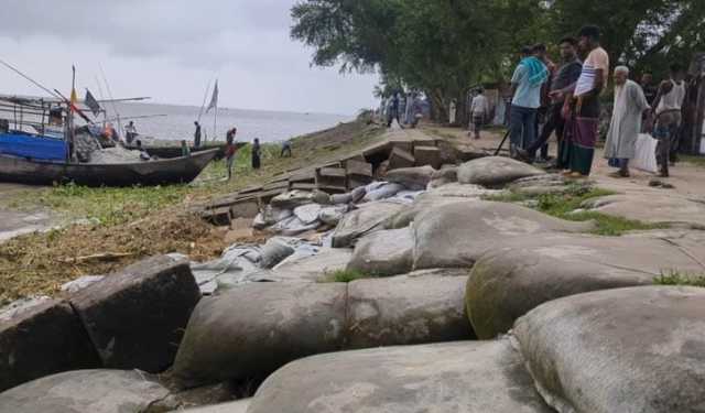দেবে গেছে মেঘনার তীর রক্ষা বাঁধ, আতঙ্কে মানুষ  