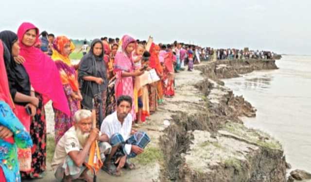 পদ্মার ভাঙ্গনে হুমকির মুখে বন্যা নিয়ন্ত্রণ বাঁধ