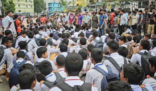 পঞ্চগড়ে যুবক খুন: জড়িতদের গ্রেপ্তারের দাবিতে শিক্ষার্থীদের সড়ক অব