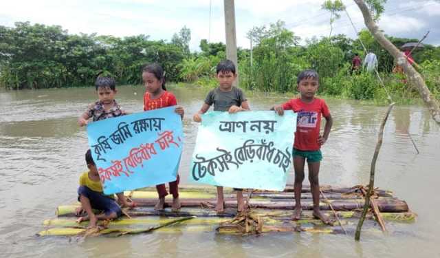 বেড়িবাঁধের দাবিতে অভিনব সংবাদ সম্মেলন