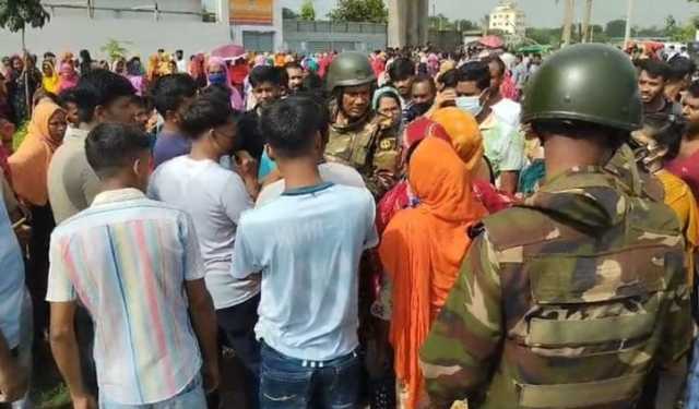 ধামরাইয়ে পোশাক কারখানা বন্ধের প্রতিবাদে শ্রমিকদের বিক্ষোভ