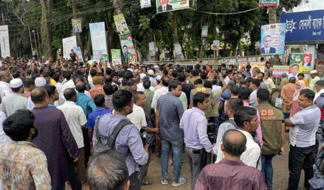 চার আসন বহালের দাবিতে বাগেরহাটে আদালত ও ডিসি অফিসের সামনে বিক্ষোভ