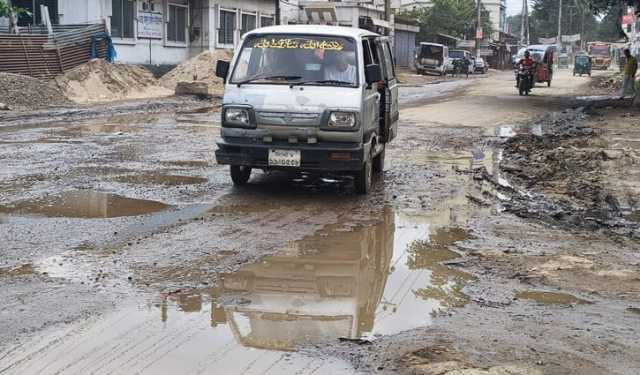 কুমিল্লা নগরীতে দুর্ভোগ বাড়াচ্ছে বেহাল সড়ক 