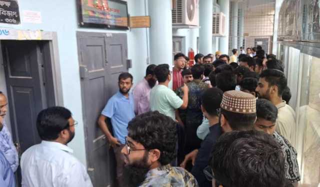 ফলাফল প্রকাশের দাবিতে রাবির আরবি বিভাগে তালা