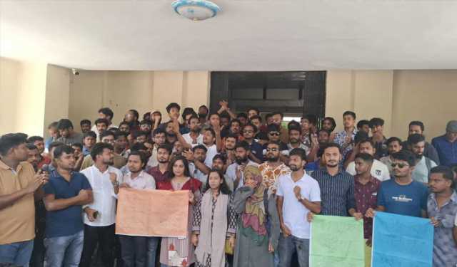 প্রশাসন ভবন অবরোধ করে রাবিতে ছাত্রদলের বিক্ষোভ