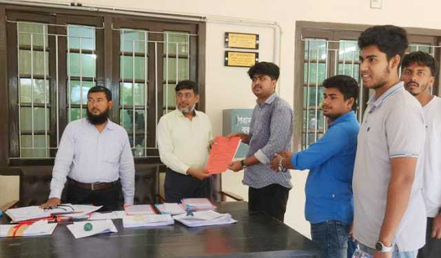 সিনেট সদস্য ও হল ভিপি পদে মনোনয়ন নিলেন সাংবাদিক সাকিব