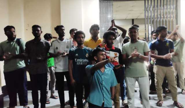 রাকসু নির্বাচনে ভোট প্রদানের সুযোগ চেয়ে নবীন শিক্ষার্থীদের বিক্ষোভ