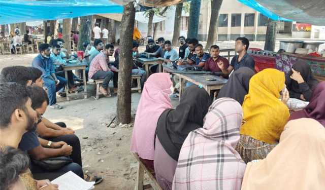 রাবিতে কর্মবিরতি উপেক্ষা করে গাছতলায় ক্লাস নিলেন অধ্যাপক পিটার