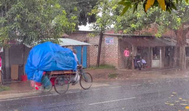 দিনাজপুরে টানা ৪ দিনের বৃষ্টিতে ভোগান্তি
