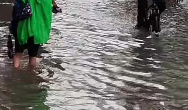 টানা বৃষ্টিতে সড়কজুড়ে জলাবদ্ধতা, ভোগান্তিতে রাজধানীবাসী
