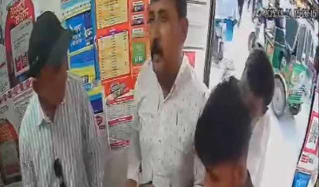 চোখের পলকেই টাকা চুরি করলেন ‘দুই বিদেশী’