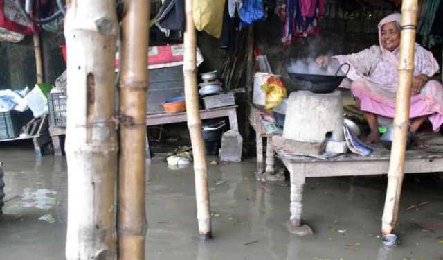বাড়িতে হাঁটুপানি, দুর্ভোগে রাজশাহীর বস্তিবাসী