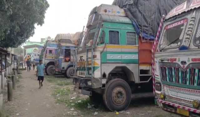 কাটলো শুল্ক জটিলতা, হিলিতে খালাসের অপেক্ষায় ভারতীয় চাল 