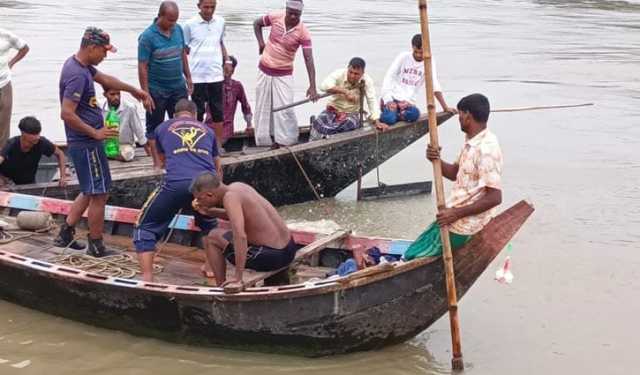 প্রতিমা বিসর্জনে নৌকাডুবি, নিখোঁজ এক শিশুর মরদেহ উদ্ধার