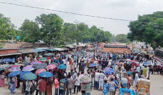 রবির স্থায়ী ক্যাম্পাসের দাবিতে মহাসড়ক অবরোধ করে বিক্ষোভ