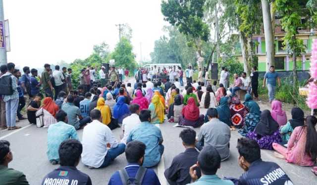 স্থায়ী ক্যাম্পাসের দাবিতে মহাসড়কে রবি শিক্ষার্থীদের শেকল ভাঙার গা
