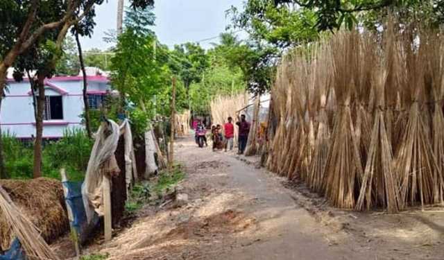 ‘রাস্তা এত খারাপ যে, ভ্যানের ওপরই সন্তান প্রসব হয়ে যায়’
