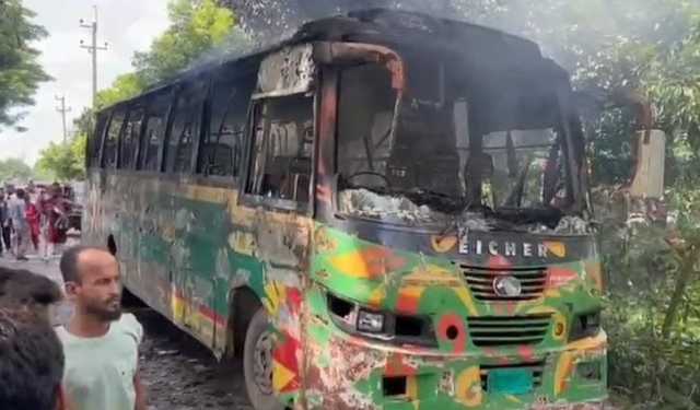 মুন্সীগঞ্জের সড়কে ঝরল শিক্ষার্থীর প্রাণ, বাসে আগুন