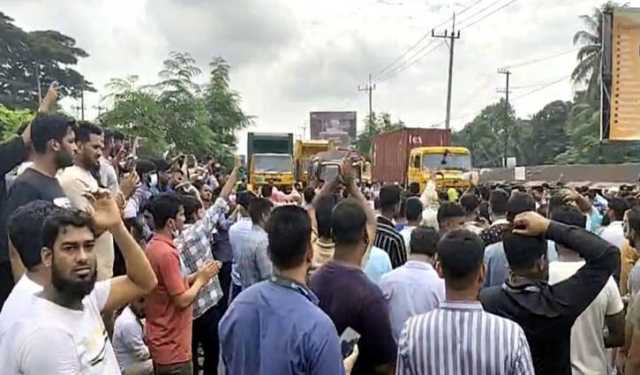 চাকরিচ্যুত ইসলামী ব্যাংক কর্মকর্তাদের ঢাকা-চট্টগ্রাম মহাসড়কে অবরোধ